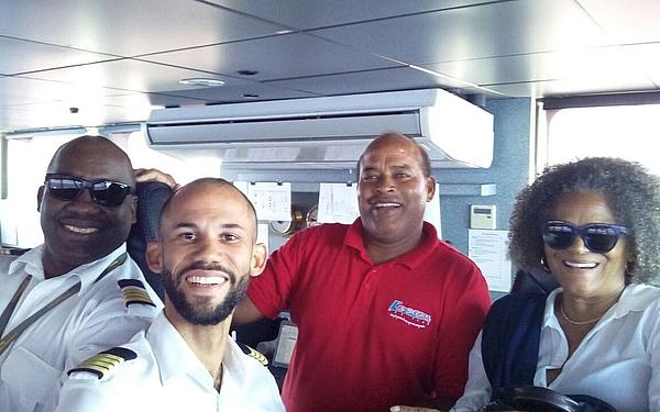 Membres de l'équipe du FRS Express des Iles à bord du navire